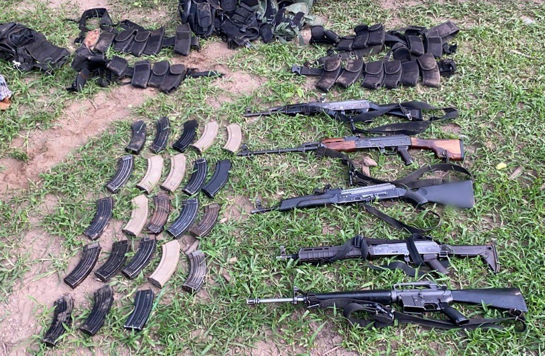 Detiene la SSP a cinco en posesión de fusiles, cartuchos y dos vehículos