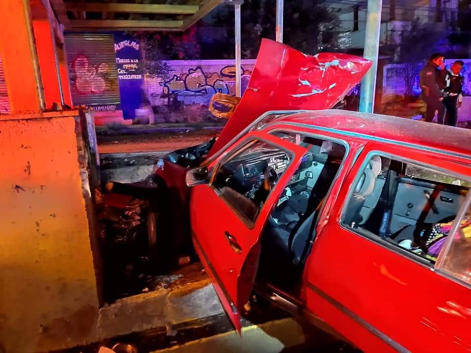 Auto se impacta contra la base de un puente; tres menores resultaron heridos