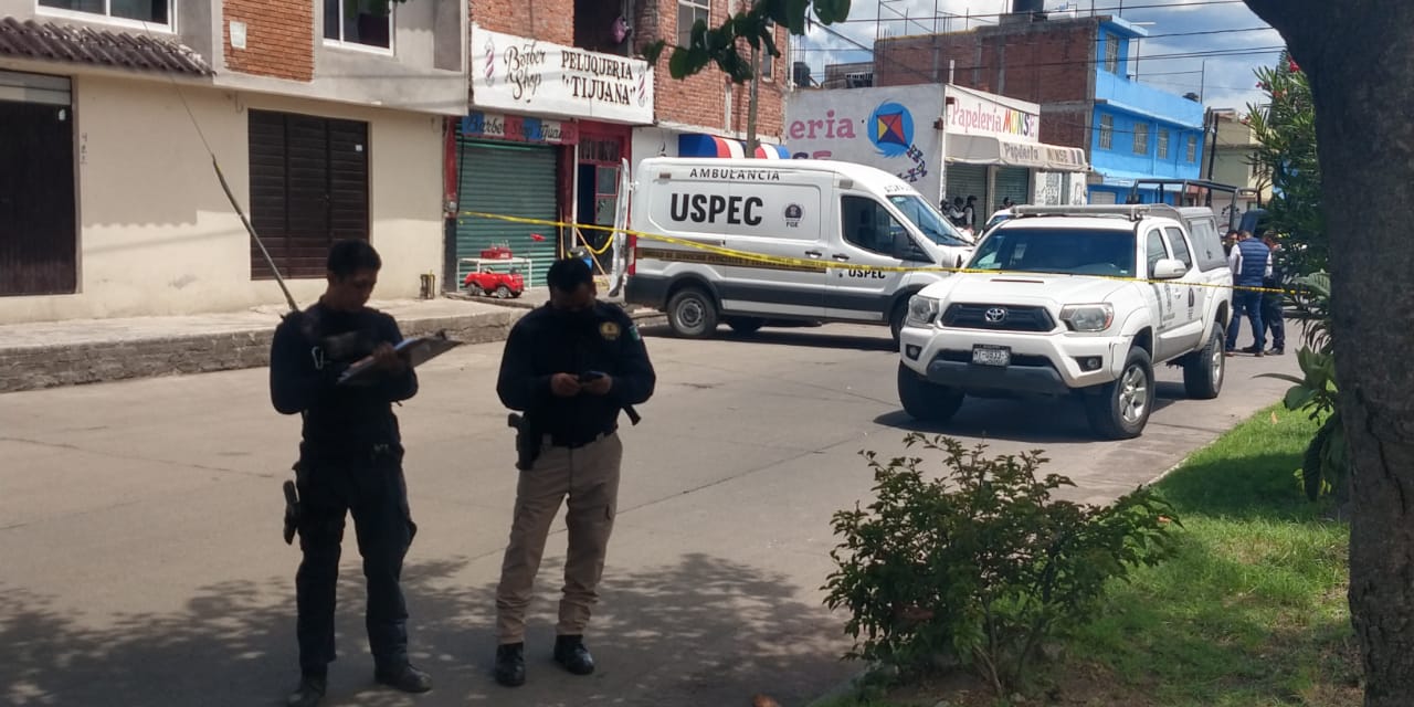 Acribillan a un sujeto dentro de una barbería