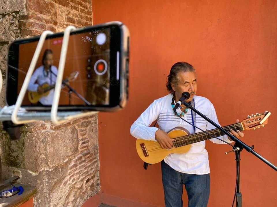 El cantautor Darío Mora presentó su concierto «Cantándole al Amor» por las redes sociales de la SeCultura