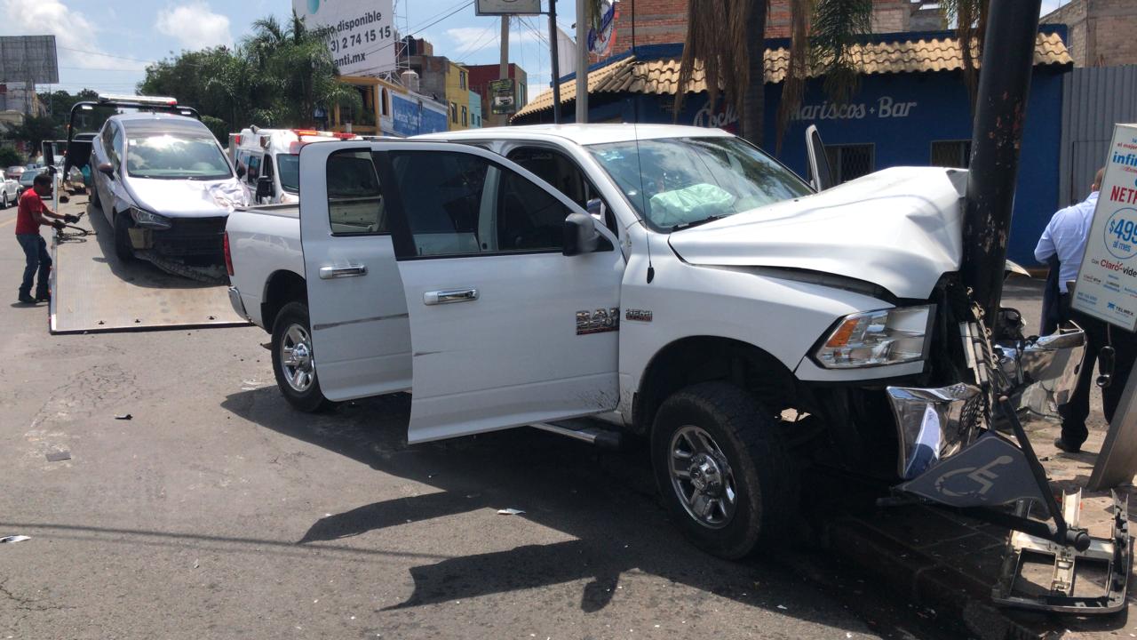 Camioneta oficial de la FGE choca contra un carro y un poste