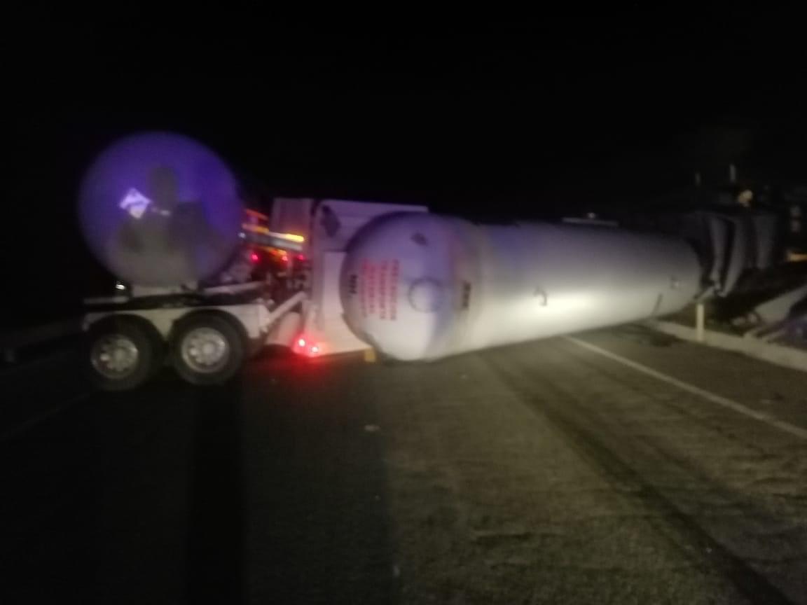 Choca y vuelca pipa cargada con amoniaco en la Siglo XXI, se reporta fuga y personas desaparecidas