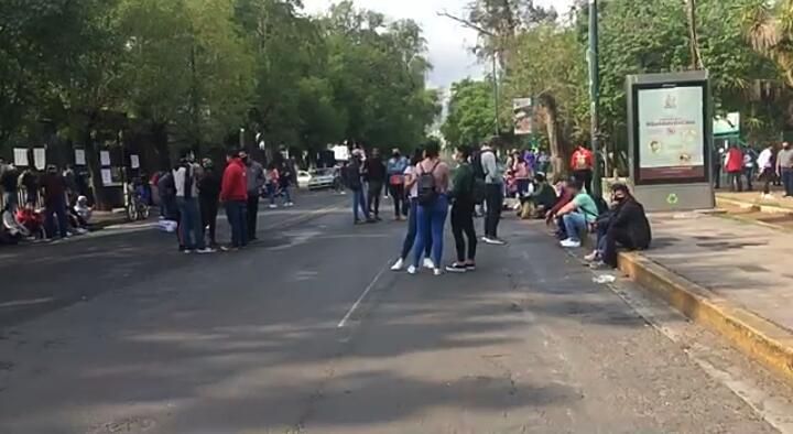 Normalistas se manifiestan en la Secretaría de Finanzas y bloquean vialidades