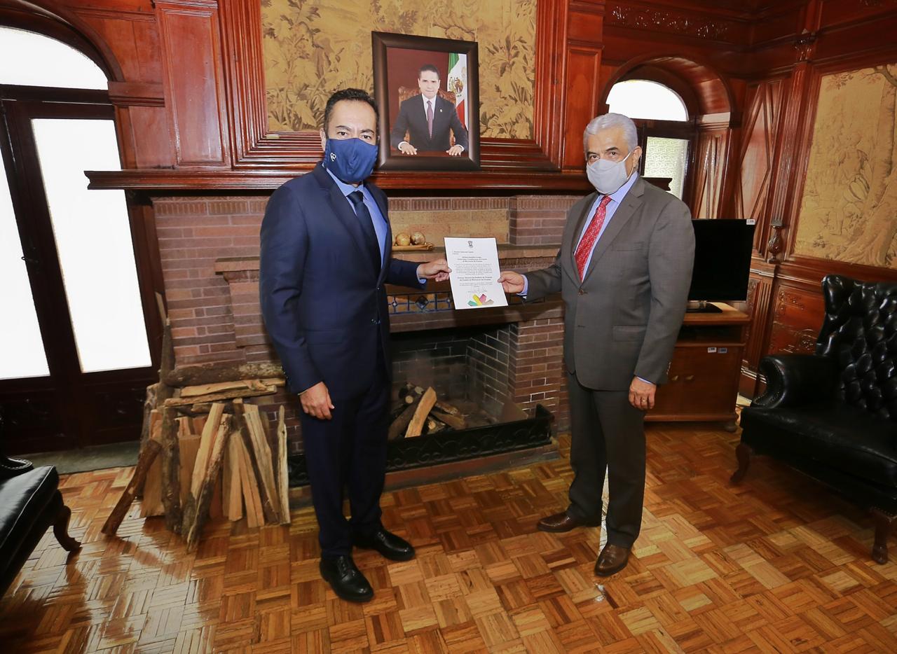 Entrega Carlos Herrera nombramiento a nuevo titular del IVEM