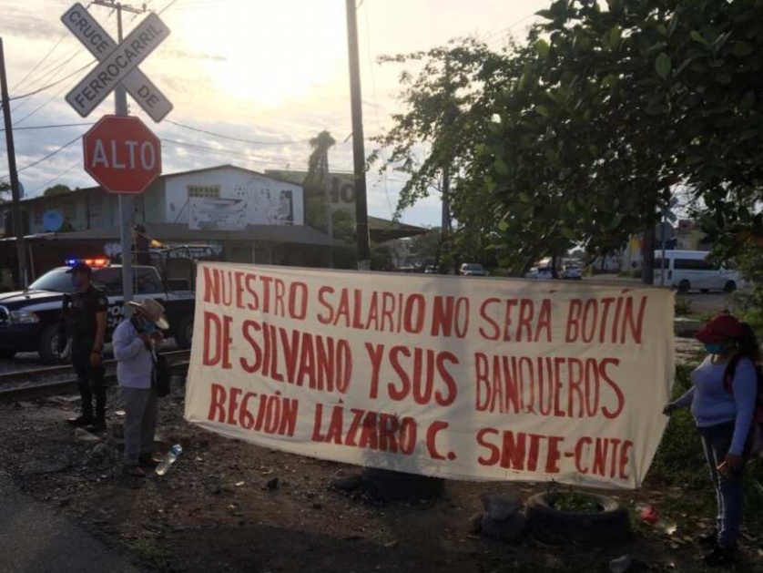 Profesores bloquean las vías del ferrocarril en Lázaro Cárdenas