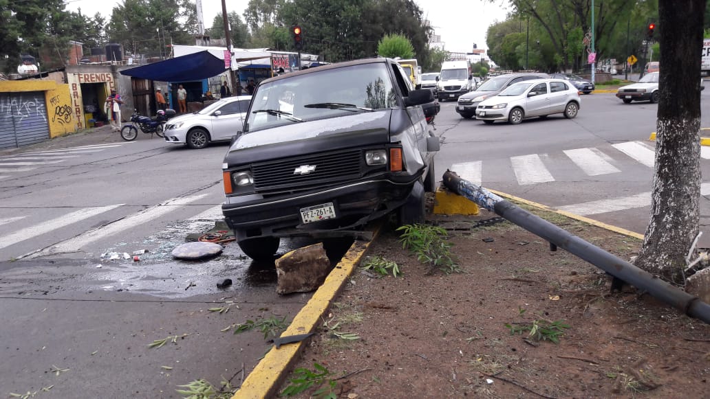 Camioneta derriba un semáforo en la avenida Nocupétaro