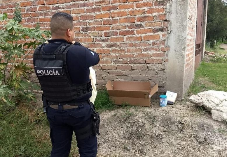 Madre abandona a una niña recién nacida en una caja