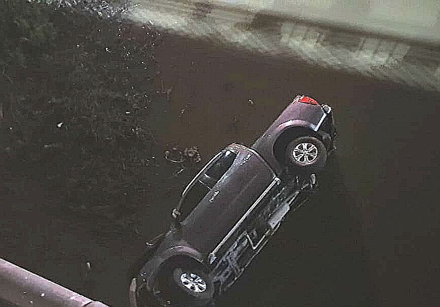 Comando persigue a una pareja y en la huida caen con su camioneta al Río Lerma