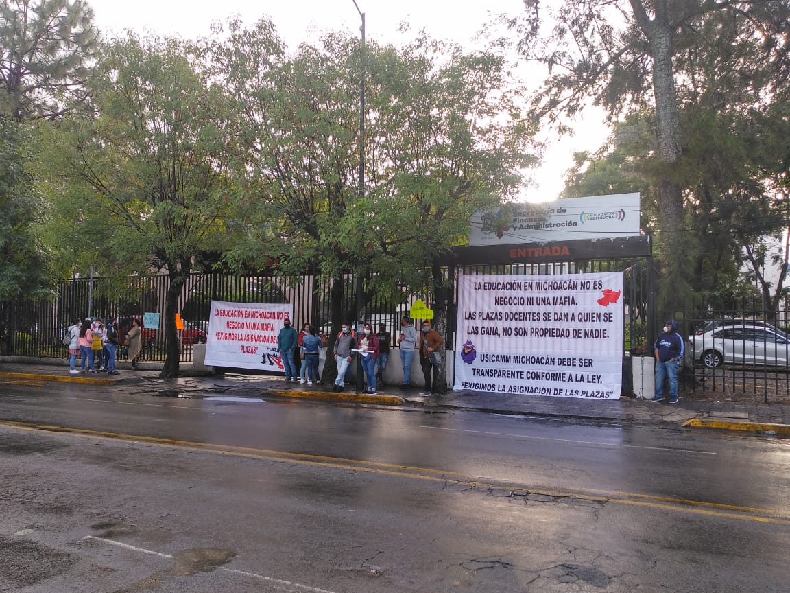 Egresados de Normales se manifiestan en la Secretaría de Finanzas