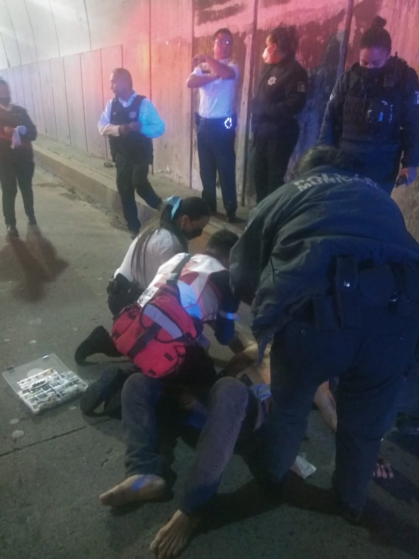 Indigente se lanza de un puente vehicular y queda lesionado