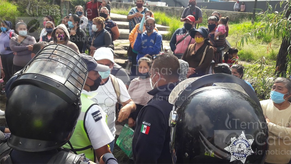 Padres de familia se manifiestan en casa de gobierno