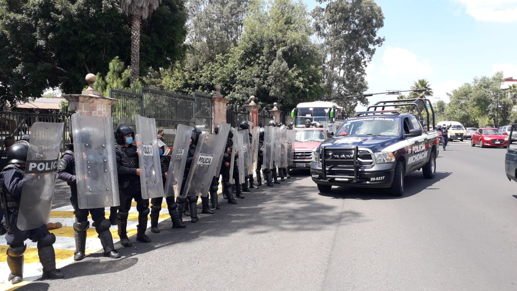 Miembros de la UCD se enfrentan con antimotines afuera de Casa de Gobierno