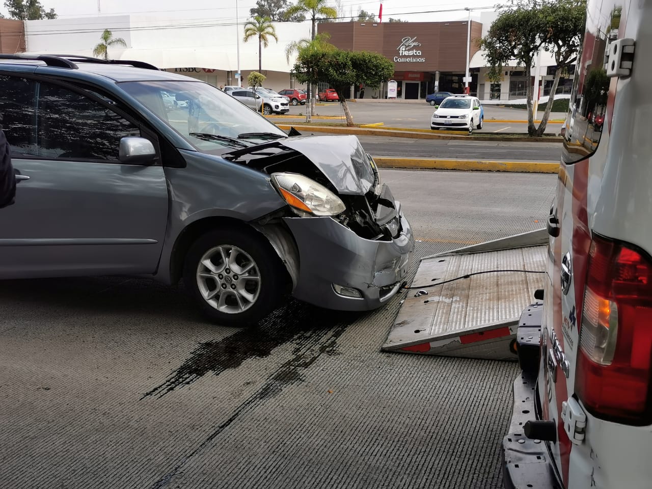 Camioneta se impacta por alcance contra unidad del OOAPAS