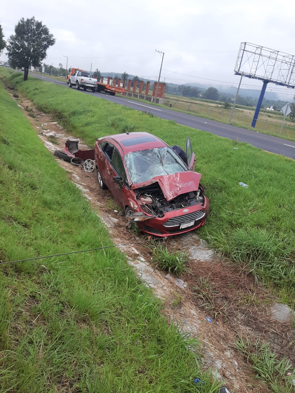 Sujeto resulta ileso después de volcar en su carro