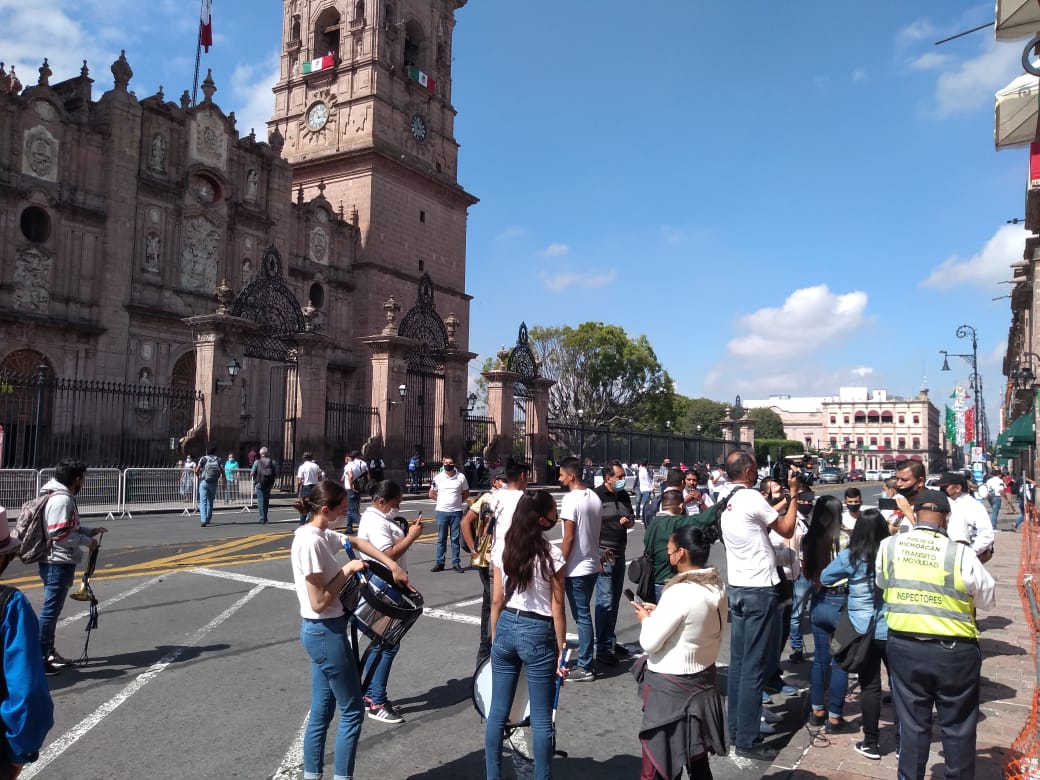 Instructores de bandas de guerra se manifiestan frente a Palacio de Gobierno