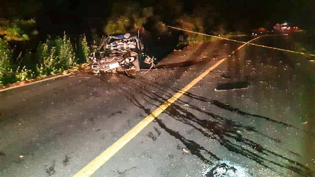 Hombre muere prensado en accidente carretero