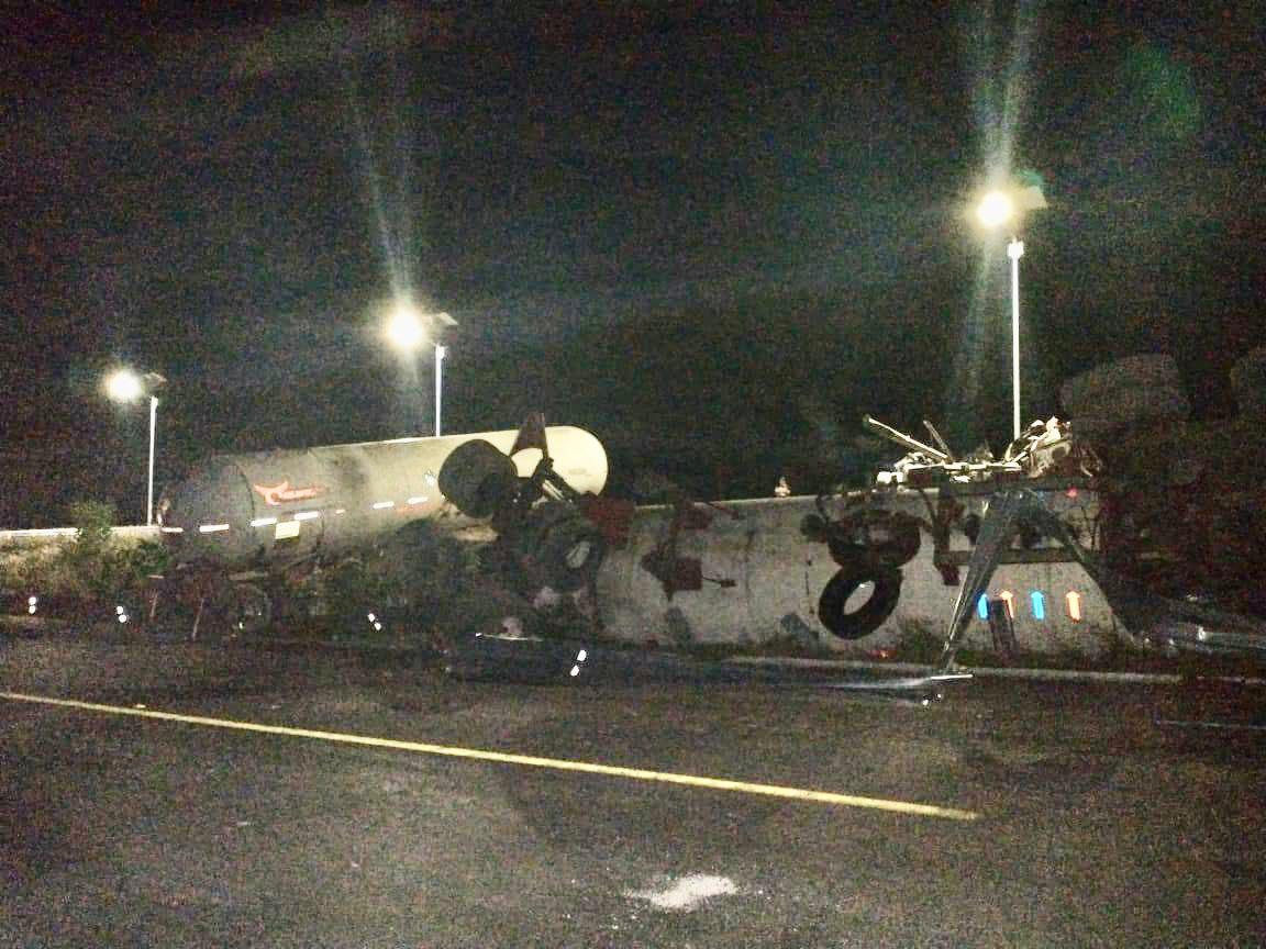 Vuelca pipa con amoniaco en la Autopista Cuitzeo – Pátzcuaro