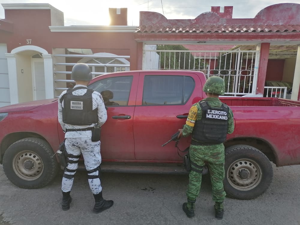 Ejército y Guardia Nacional aseguran camioneta con un arsenal