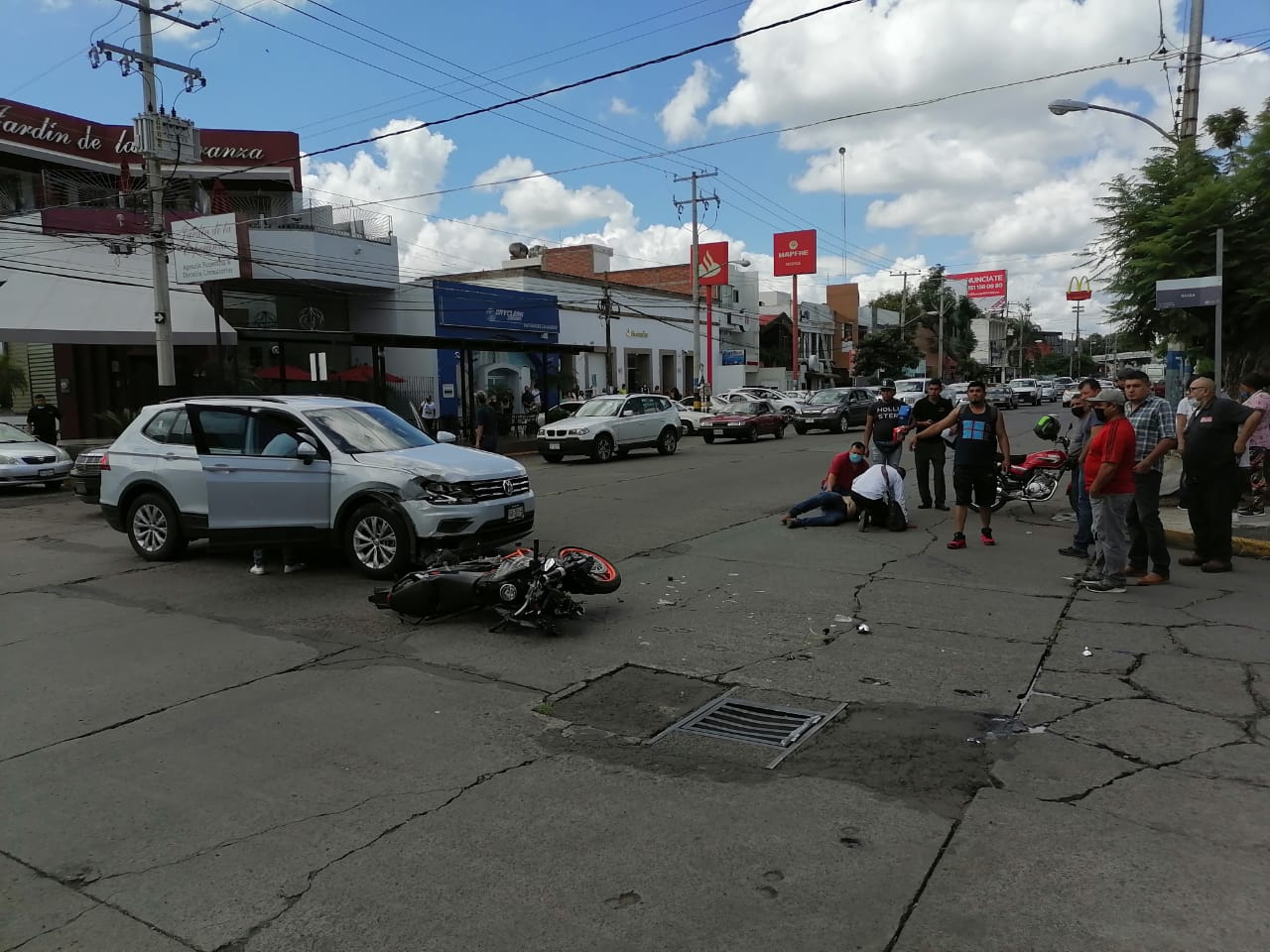 Joven resulta lesionado al chocar en su moto