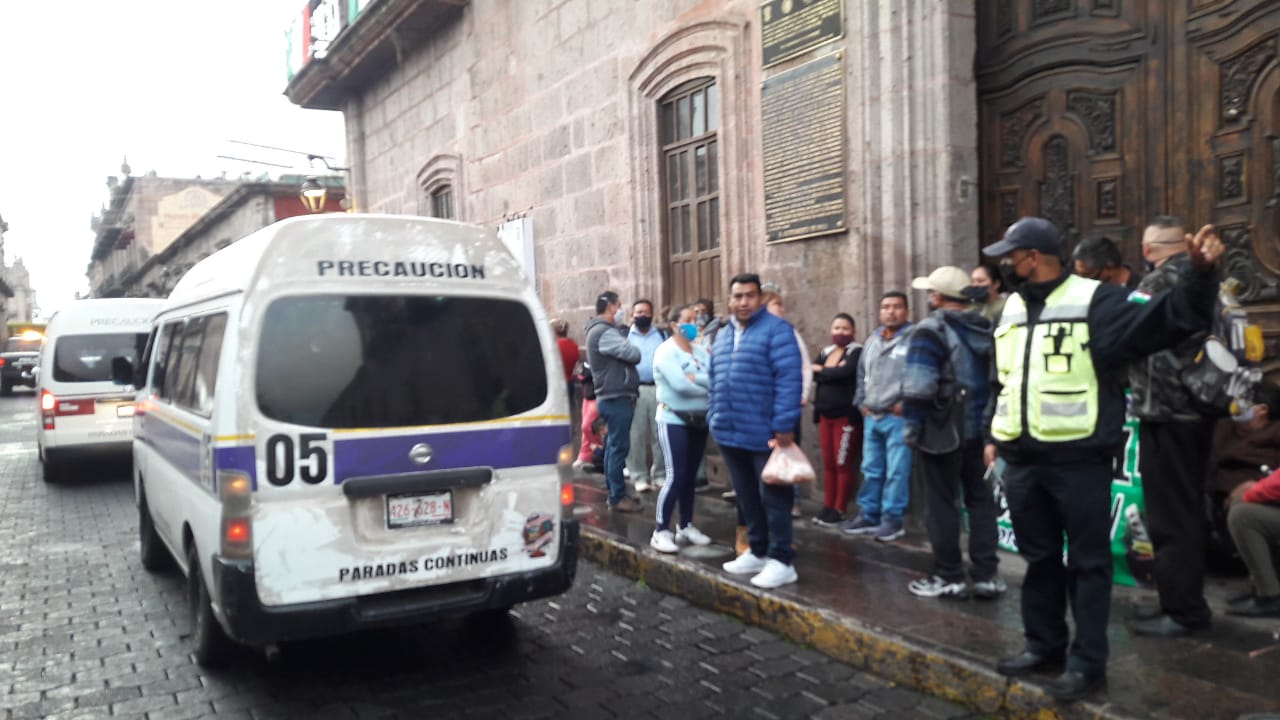 Tianguistas bloquean los accesos a Palacio Municipal