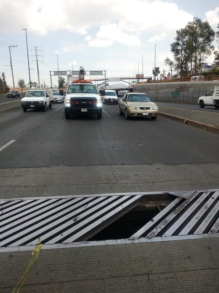 Baches, rejilla rotas y falta de alumbrado reportan en el libramiento Norte de Morelia