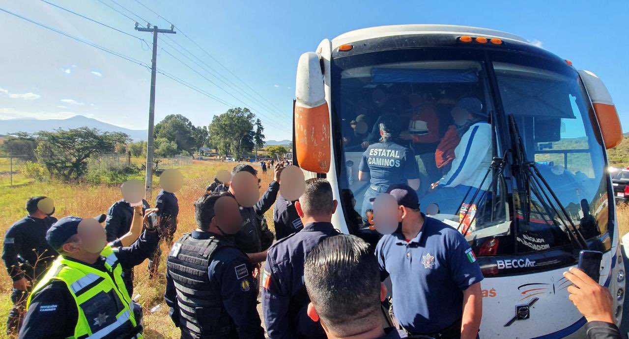 Ingresan a los 66 normalistas al penal de Mil Cumbres