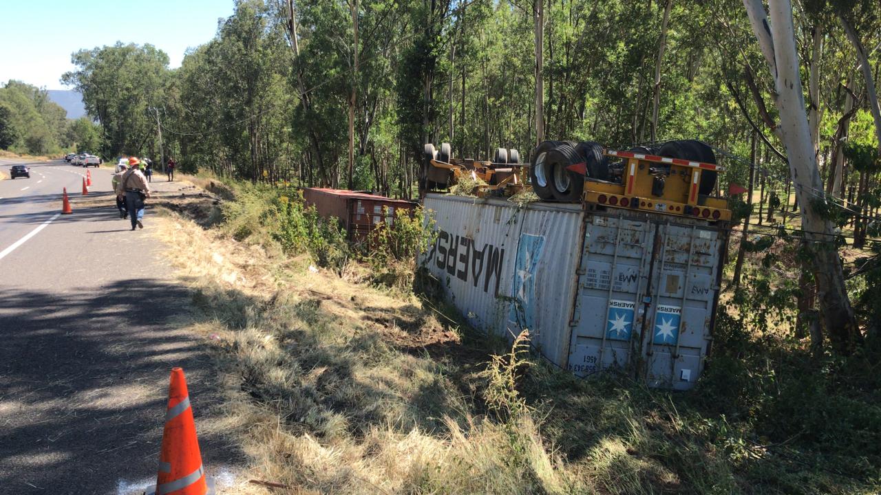 Vuelca un tráiler en la carretera Morelia-Pátzcuaro