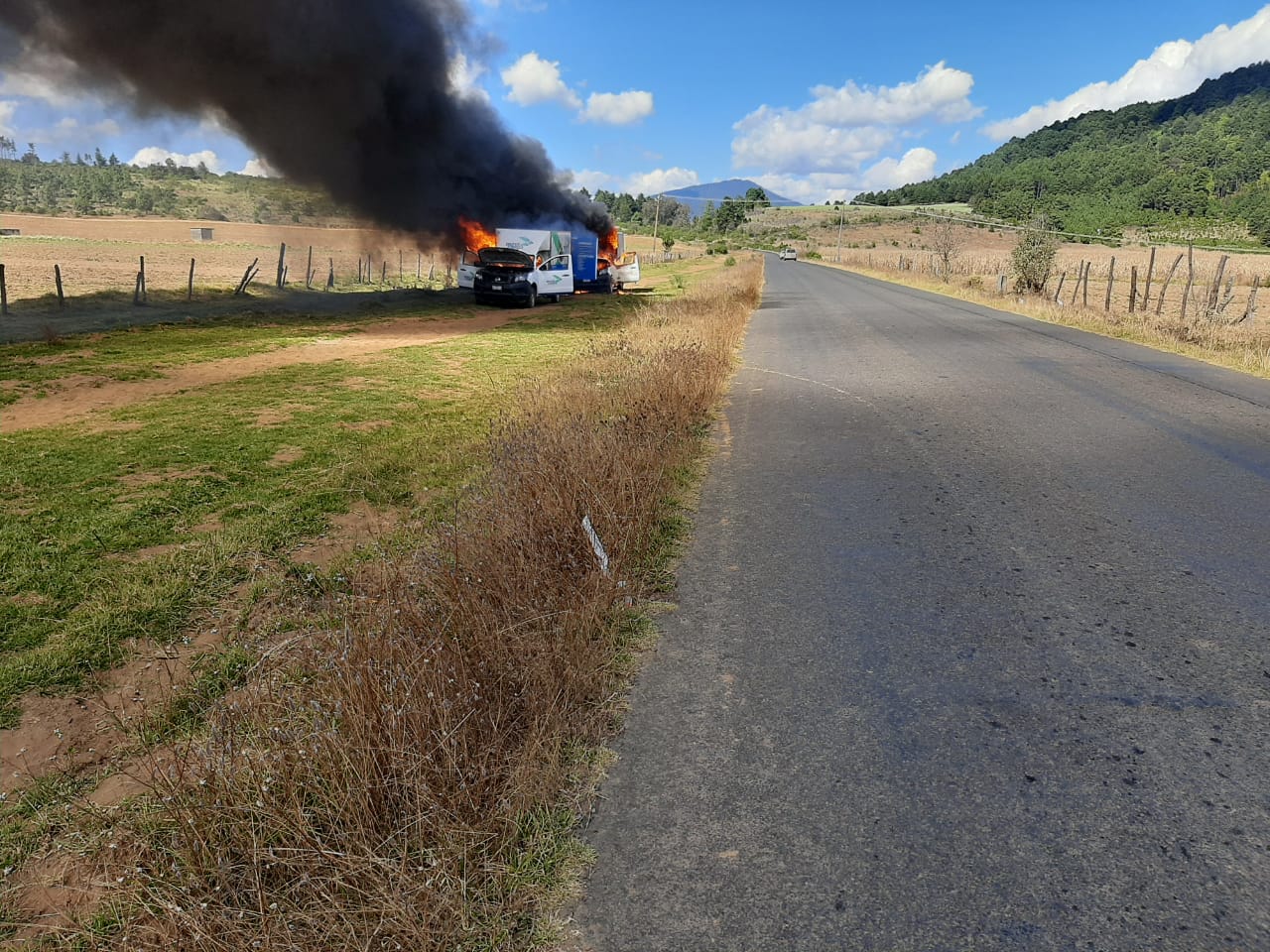 Presuntos normalistas secuestran y queman varios vehículos