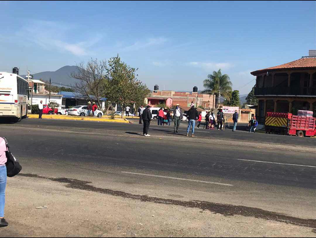 Pobladores y normalistas bloquean la carretera en Tzurumutaro