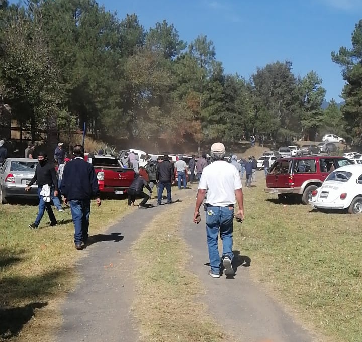 Se enfrentan profesores de grupos antagónicos, hay 10 heridos