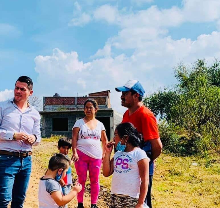 Arturo Estrada y vecinos de La Zarcita suman esfuerzos en la gestión recursos, para abatir el rezago