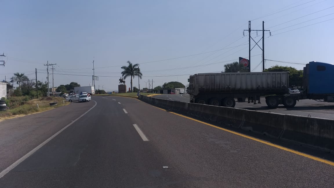 Hombres armados bloquean carreteras en Tierra Caliente