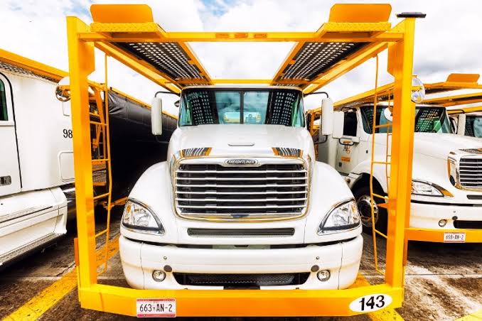 Roban una nodriza con 9 carros nuevos