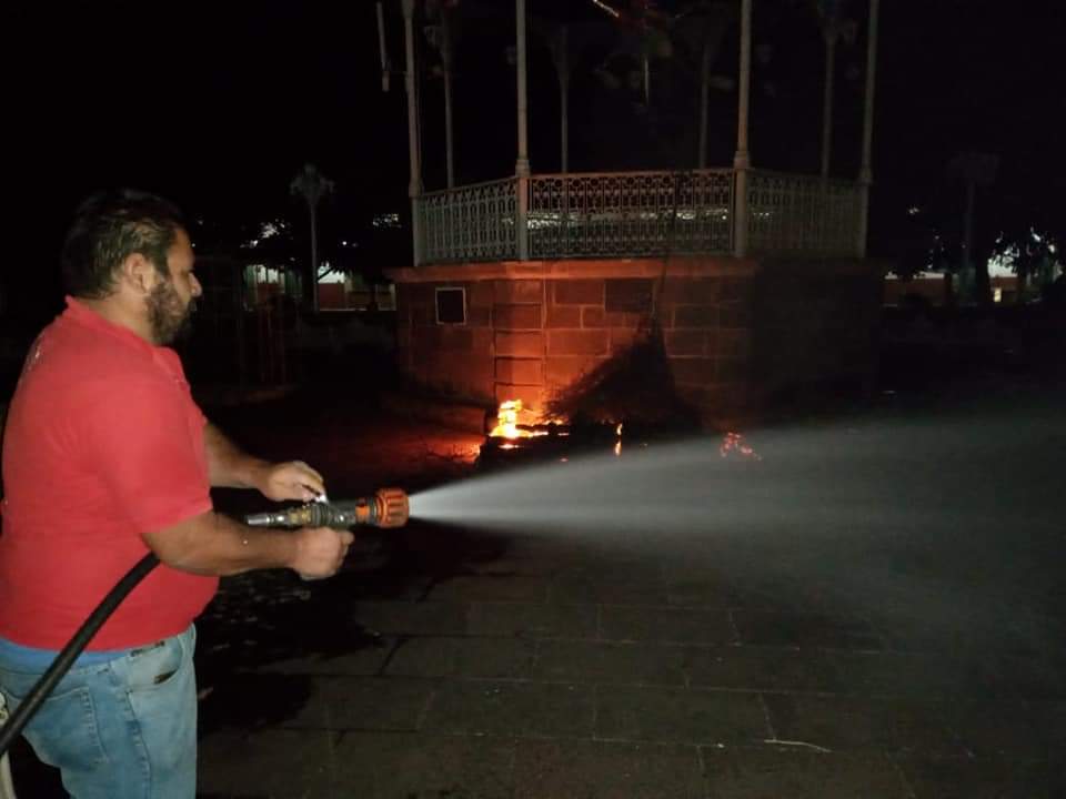 Se incendia árbol de navidad en la plaza principal de Taretan