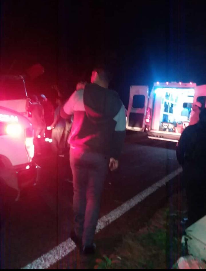 Choque de frente deja un muerto y seis heridos