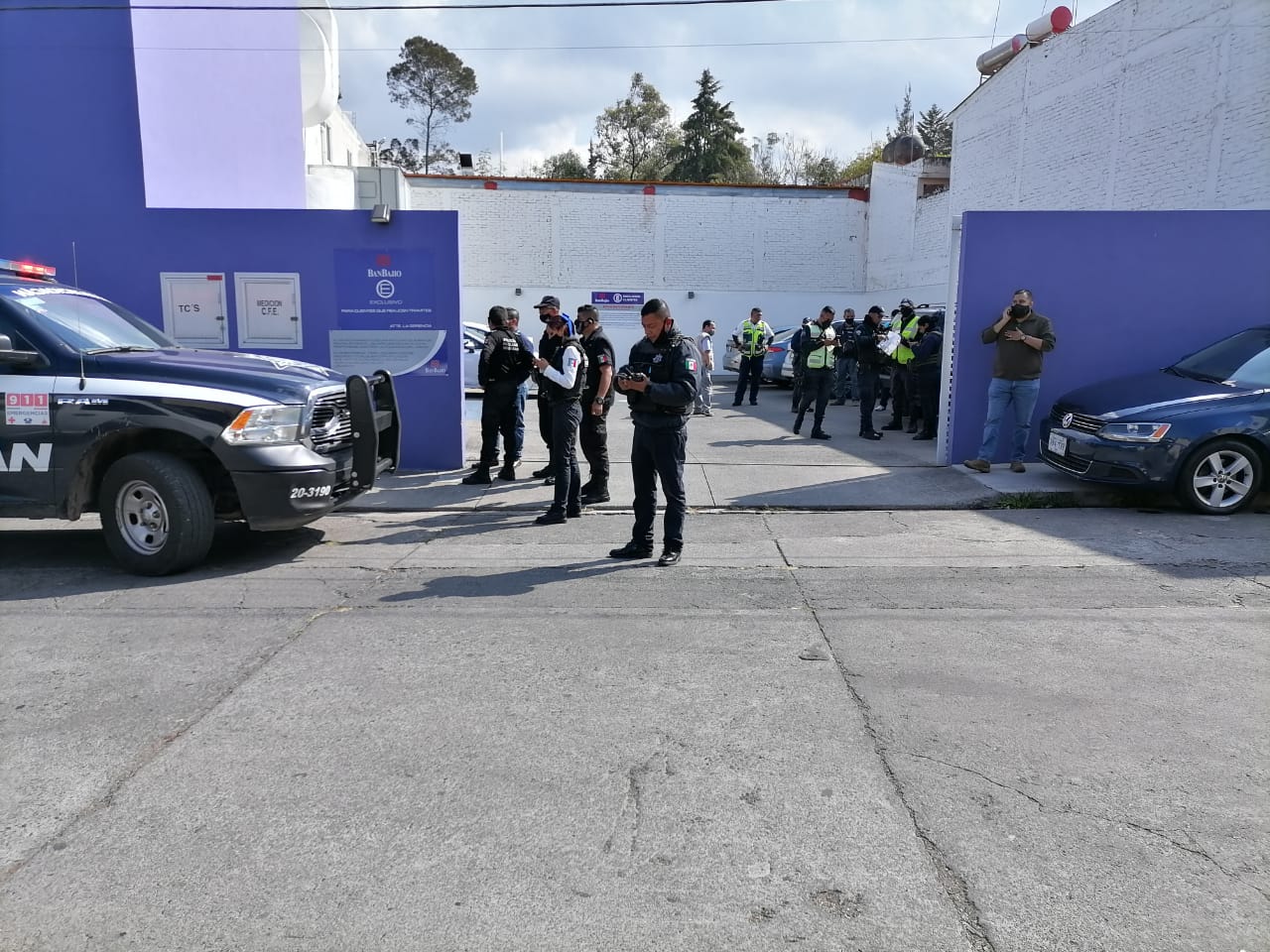 Asaltan a una mujer afuera de un banco en la avenida Camelinas