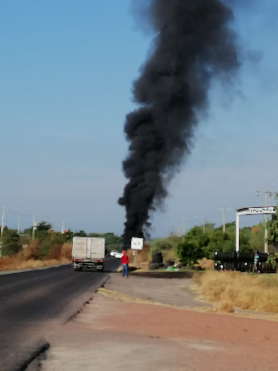 Esta mañana se reportan bloqueos y quema de vehículos en la carretas Apatzingán – Aguililla