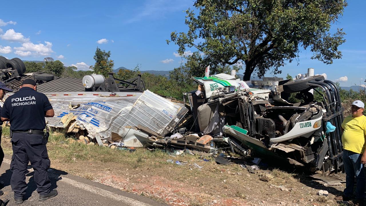 Vuelca un trailer cargado con varias toneladas de melón