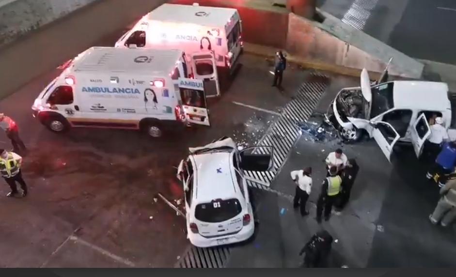 Un taxista murió y dos personas más resultaron lesionadas al chocar dos carros de frente