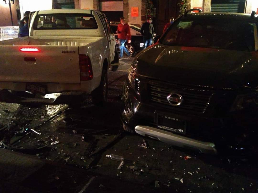 Funcionarios de la SSP en aparente estado de ebriedad chocan varios carros afuera del Congreso del Estado