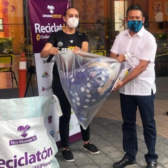 La Asociación ‘Por Ti’ dona una tonelada de tapas de platico al CRIT