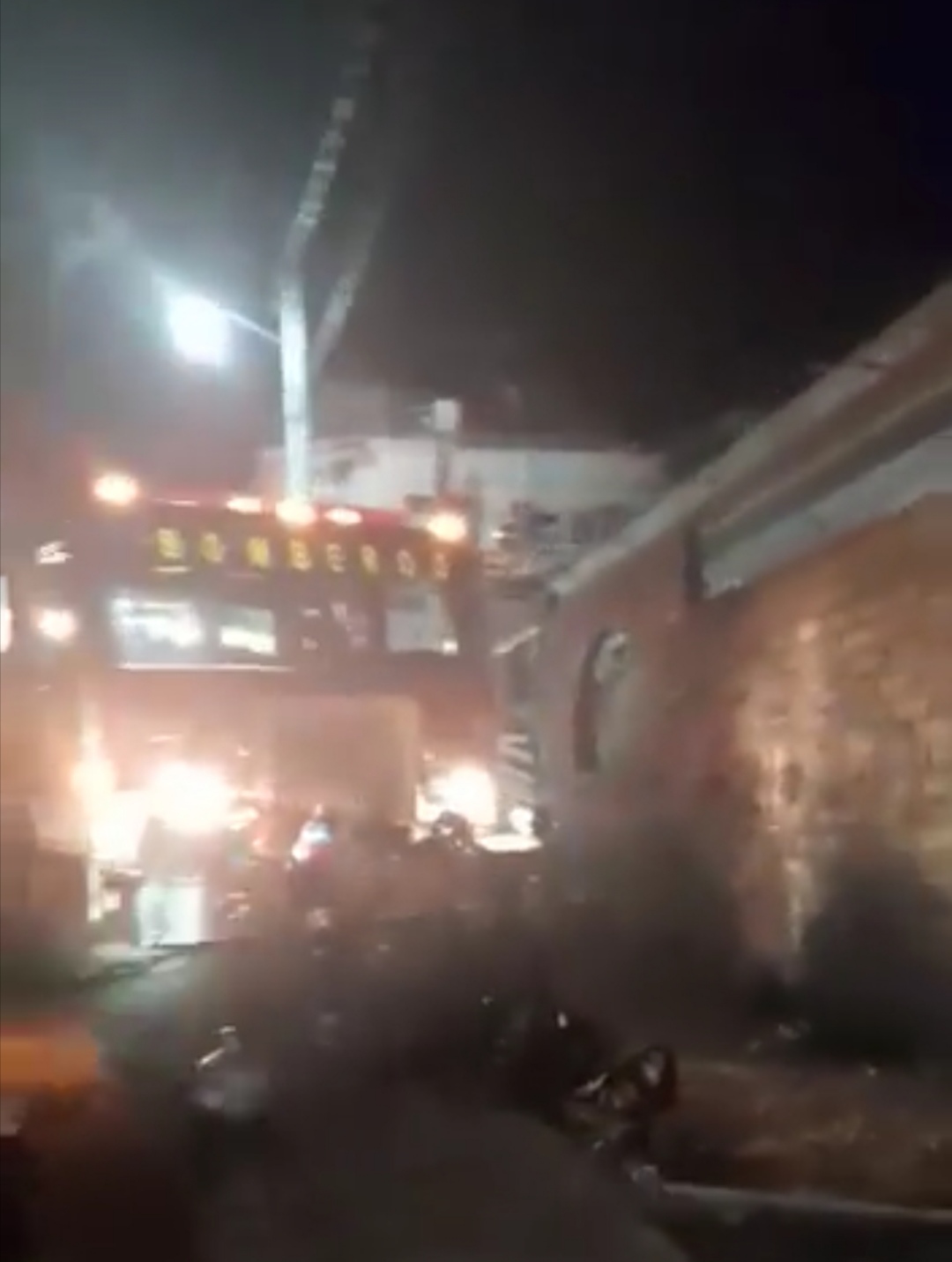 Durante más de 10 horas bomberos combatieron el incendio en una bodega