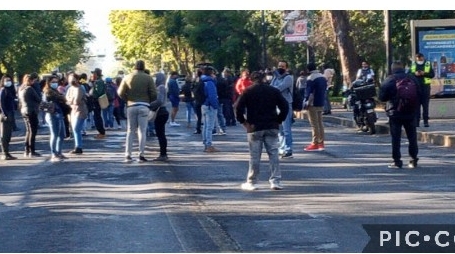 Miembros de la CNTE se manifiestan, afuera de Finanzas