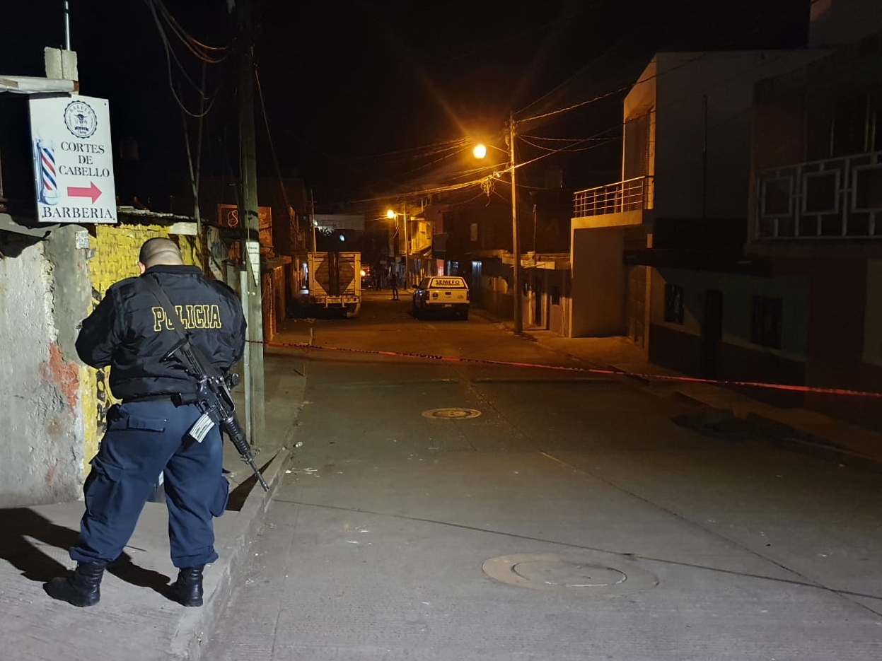 Ejecutan a balazos a dos sujetos que viajaban en una motocicleta
