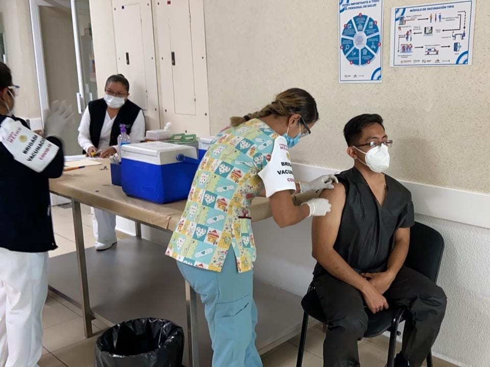Reciben 1600 trabajadores primera dosis de vacuna contra COVID-19, sin incidentes