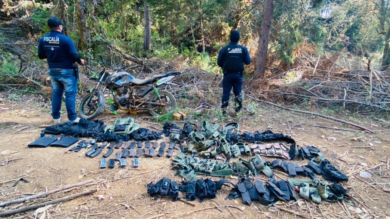 En Operación Conjunta Michoacán, se aseguraron 566 cartuchos, 25 cargadores, equipo táctico y un vehículo