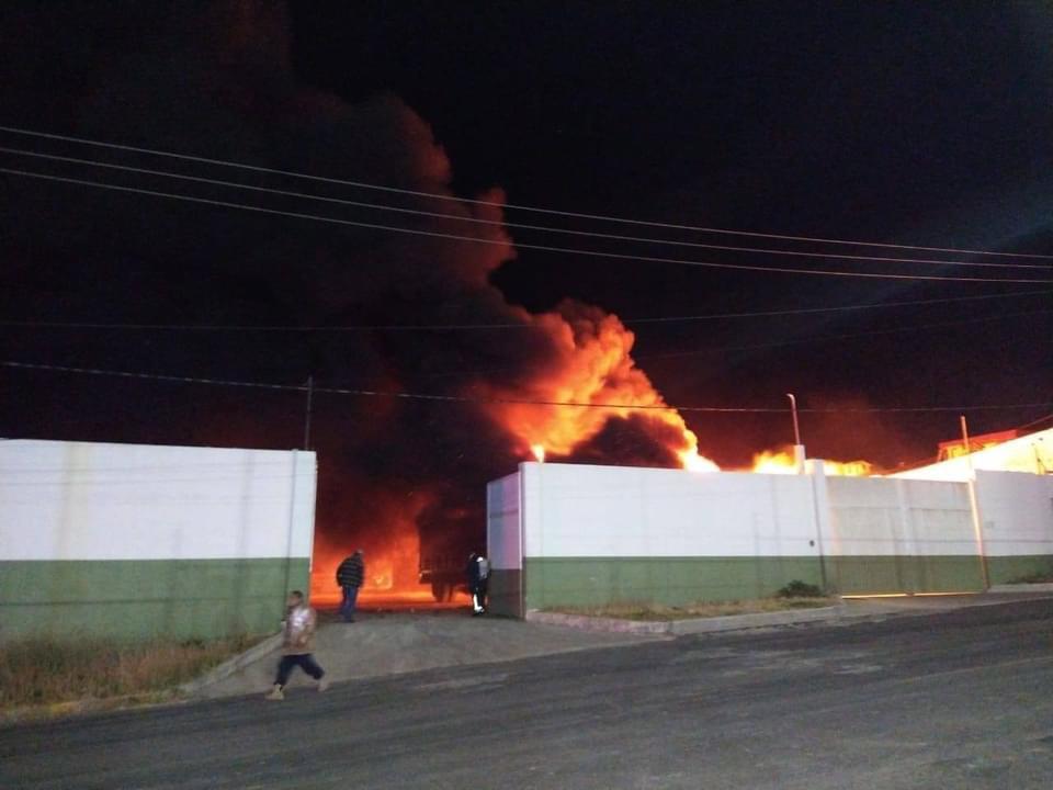 Incendio de una bodega moviliza a todos los grupos de emergencia