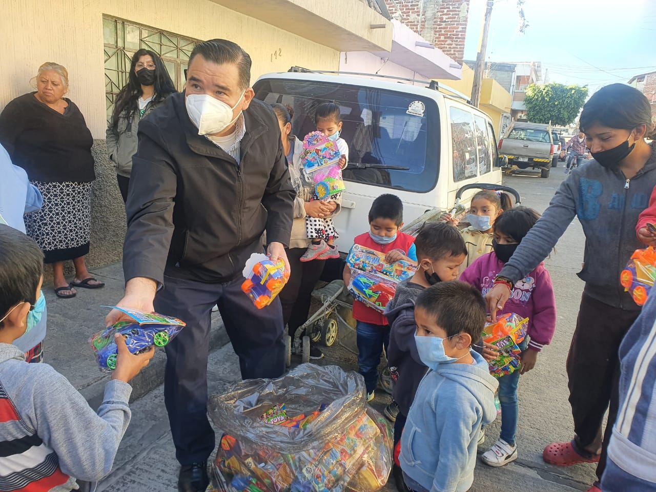 Miles de niños reciben a los Reyes magos acompañados de Rubén Nuño Dávila