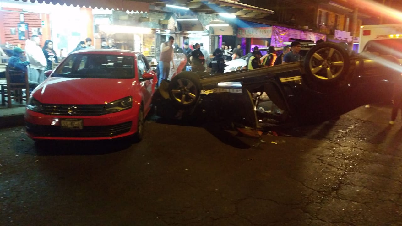 Aparatoso accidente en la avenida Chiapas deja tres heridos