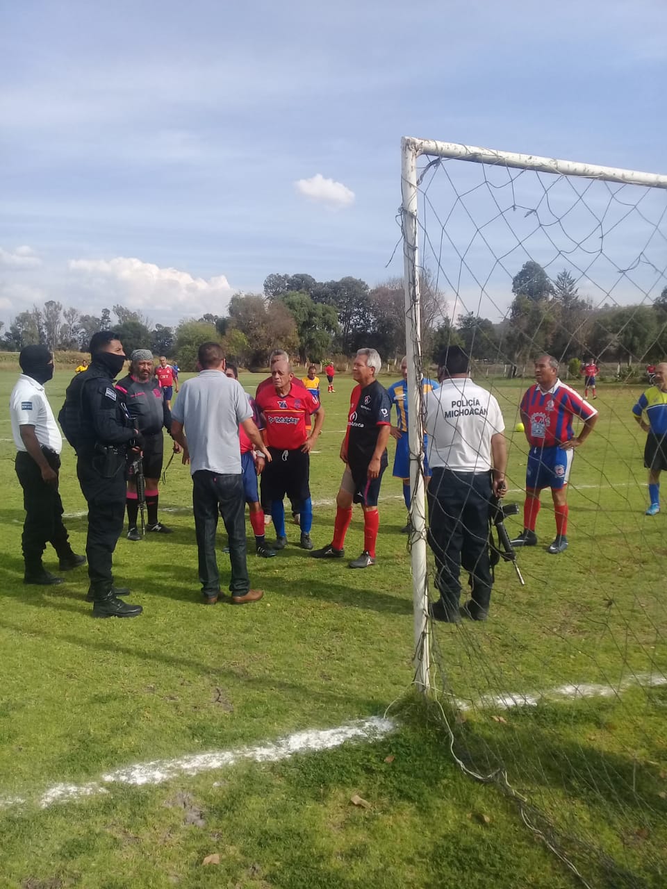 Pese a las nuevas disposiciones, comerciantes y ciudadanos insisten en intentar burlar a las autoridades